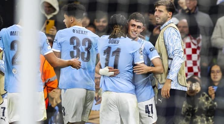 שחקני מנצ'סטר סיטי חוגגים עם פודן