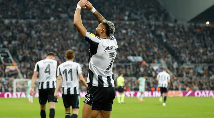 ג'ואלינטון מודה לקהל