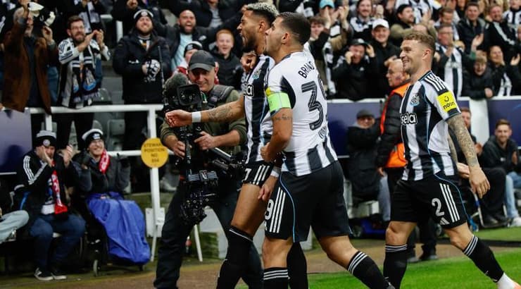שחקני ניוקאסל חוגגים עם ג'ואלינטון