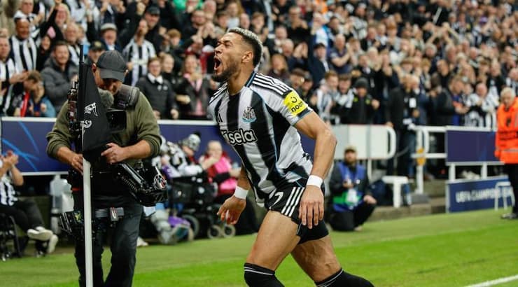 ג'ואלינטון רץ לחגוג ליד דגל הקרן