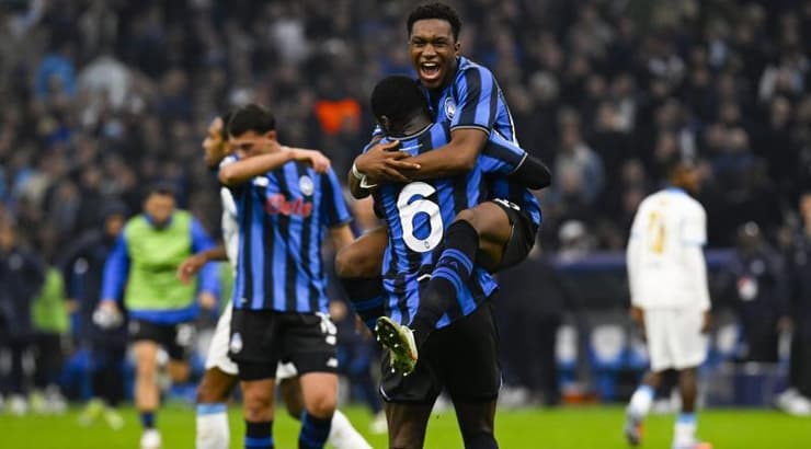 שחקני אטאלנטה מתחבקים