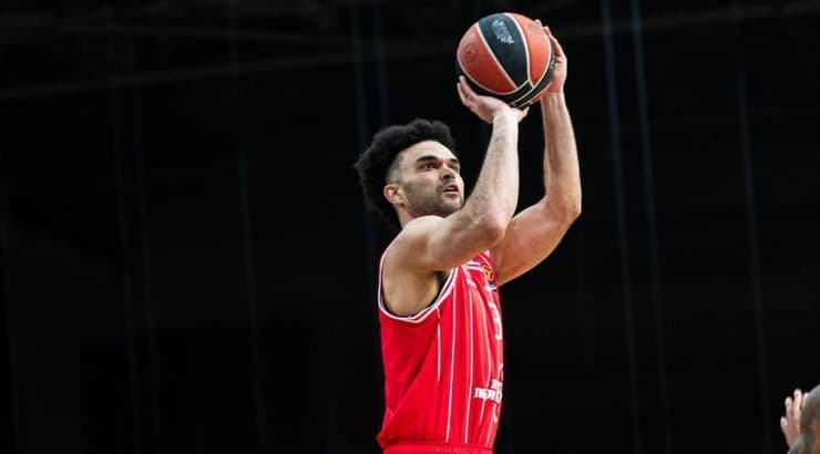 אלייז'ה בראיינט זורק