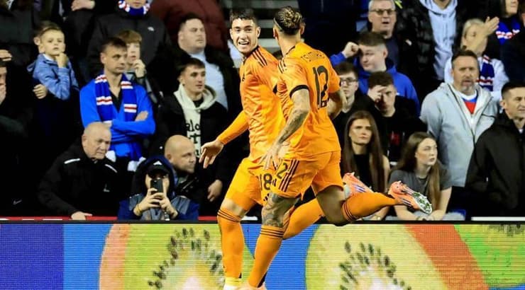 מתיאס סולה חוגג עם קוסטס טסימיקאס