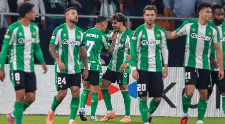 שחקני בטיס חוגגים את השער של אנתוני