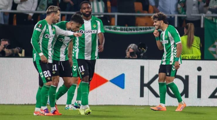 שחקני בטיס חוגגים