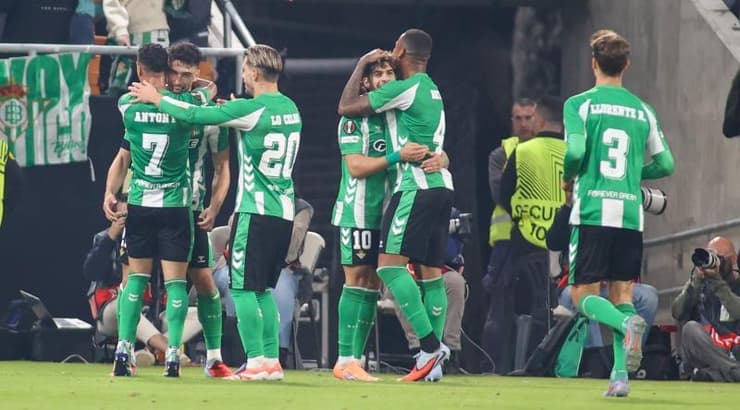 שחקני בטיס חוגגים