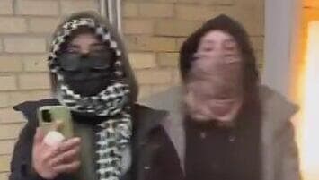 תיעוד: רעולי פנים השתוללו ושברו דלת וחלון באירוע עם חיילי צה"ל בטורונטו