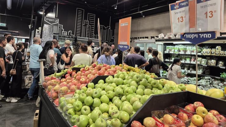התור למכירת האייפונים בוויקטורי קניון איילון