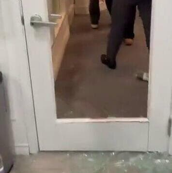 תיעוד: רעולי פנים השתוללו ושברו דלת וחלון באירוע עם חיילי צה"ל בטורונטו