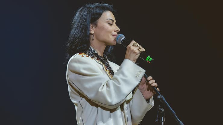 נינט. מתוך המופע "כמו צמח בר" בהיכל התרבות