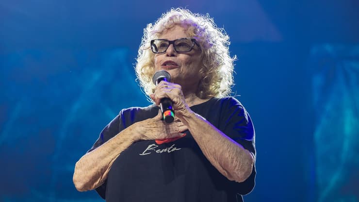 חוה אלברשטיין. מתוך המופע "כמו צמח בר" בהיכל התרבות