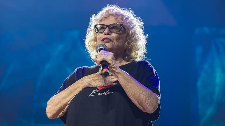 חוה אלברשטיין. מתוך המופע "כמו צמח בר" בהיכל התרבות