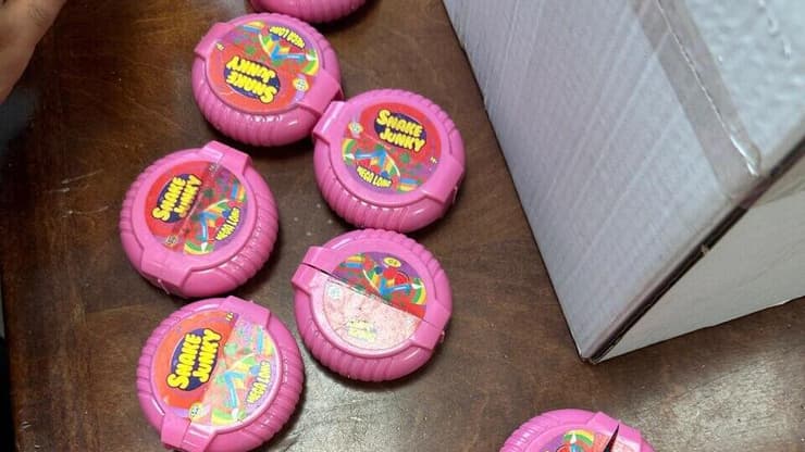 סמים שנתפסו בקופסאות של ממתקים