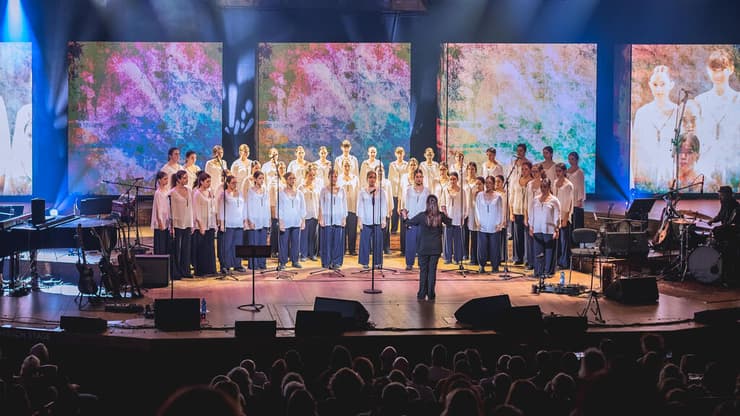 מקהלת בת-קול. מתוך המופע "כמו צמח בר" בהיכל התרבות