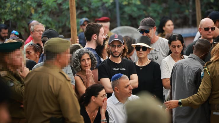 שורד השבי נמרוד כהן בהלווייתו של החלל החטוף סמ"ר עוז דניאל ז"ל בבית העלמין בכפר סבא