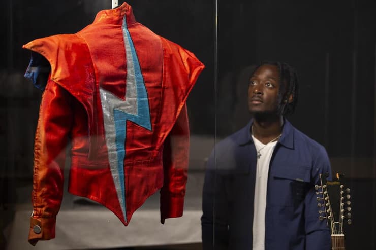 ג׳קט Aladdin Sane שעיצב פרדי בורטי עבור סיבוב ההופעות של דייויד בואי, זיגי סטארדאסט לייב, ב-1973