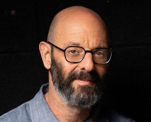 פרופ' שאולי לב-רן: "האם יכול להיות שאדם שנמצא במצוקה משתמש בחומר ממכר, וזה באמת עוזר לו יותר לתפקד בטווח הקצר? חד-משמעית כן. אני דואג לאדם שיהיה שם ב-2028 ו-2030" (צילום: רמי זרנגר) פרופ' שאולי לב-רן