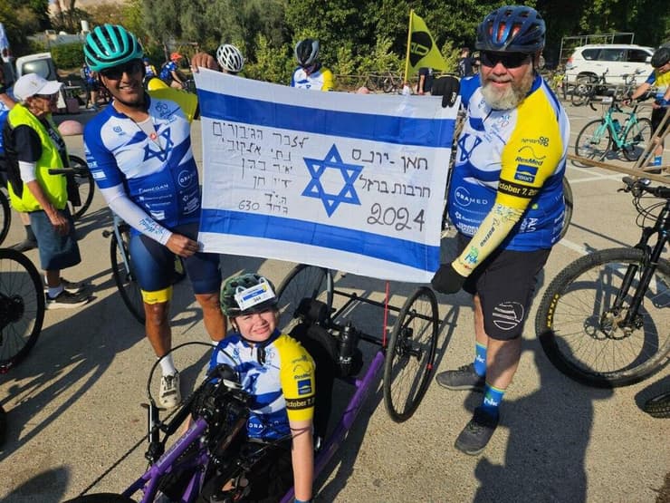 מטי ואוהד במהלך המסע עם הדגל שעמו יצא הגדוד מחאן יונס. "מסמל את התהליך שעברנו בשנתיים האלו"   