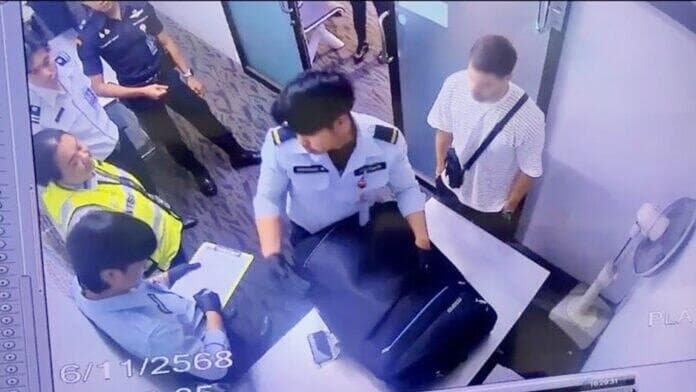 מעצר הישראלי בפוקט שבתאילנד, לאחר שנמצאה מחסית עם כדורים בתיקו