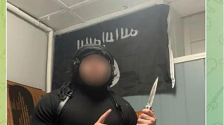 תומאס חימנז גוזל עם כאפייה ודגל דאעש  