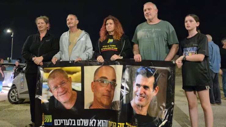 תושבי אשכול מלווים את השיירה בצומת גמה