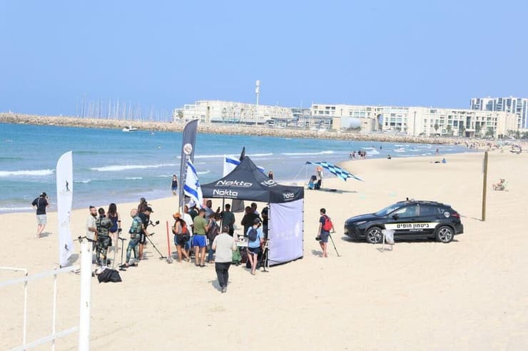 חיפושים בחוף בהרצליה אחר טלפון הפצ"רית במקום