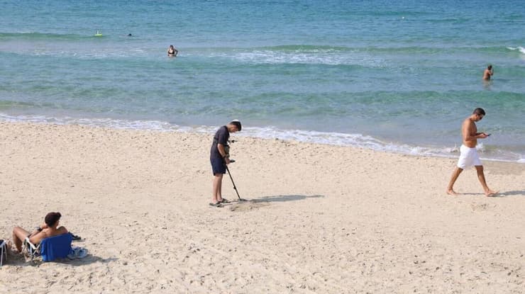 חיפושים בחוף בהרצליה אחר טלפון הפצ"רית במקום