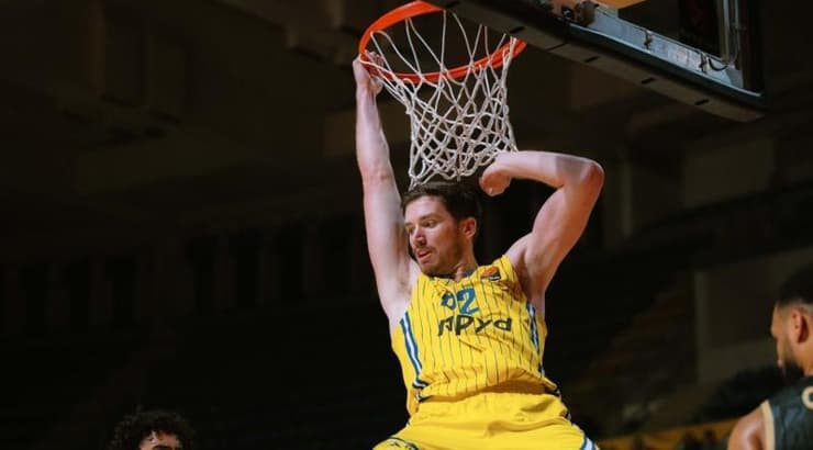 טי ג'יי ליף מטביע