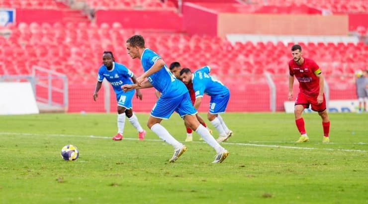 ארד בר בועט את הפנדל