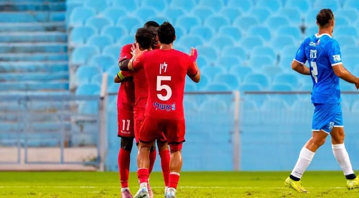 שחקני הפועל רעננה חוגגים שוויון