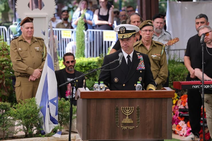 קופר בהלוויית עומר נאוטרה ז"ל. "הקריב את הקורבן האולטימטיבי" (צילום: עוז מועלם) הלווייתו של סרן עומר נאוטרה ז"ל, בבית העלמין בקרית שאול