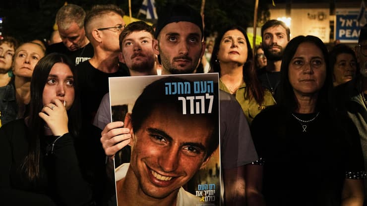 מתן אנגרסט משתתף בעצרת כיכר החטופים