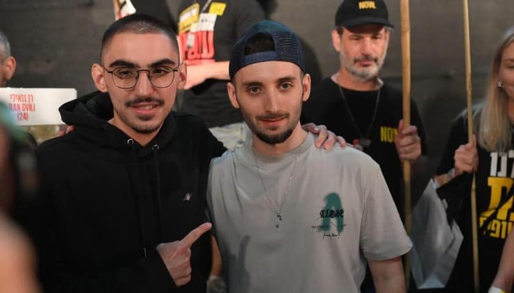 שורדי השבי מתן ורום בכיכר החטופים