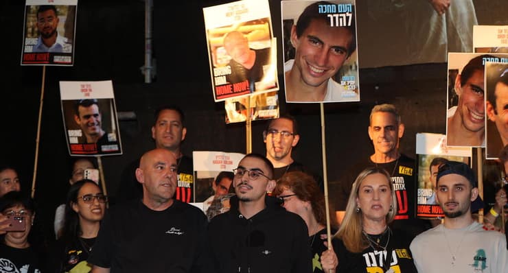  ברסלבסקי עם שלט למען הדר גולדין