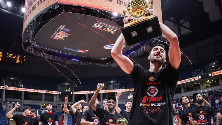 הפועל ירושלים זוכה בגביע ווינר מול הפועל ת"א 