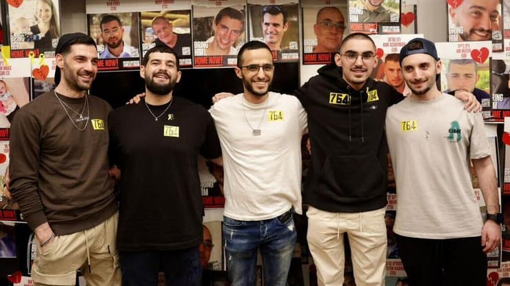 מימין לשמאל - מתן אנגרסט, רום ברסלבסקי, נמרוד כהן, זיו וגלי ברמן (צילום: אלון גלבוע) מימין לשמאל - מתן, רום, נמרוד, זיו וגלי