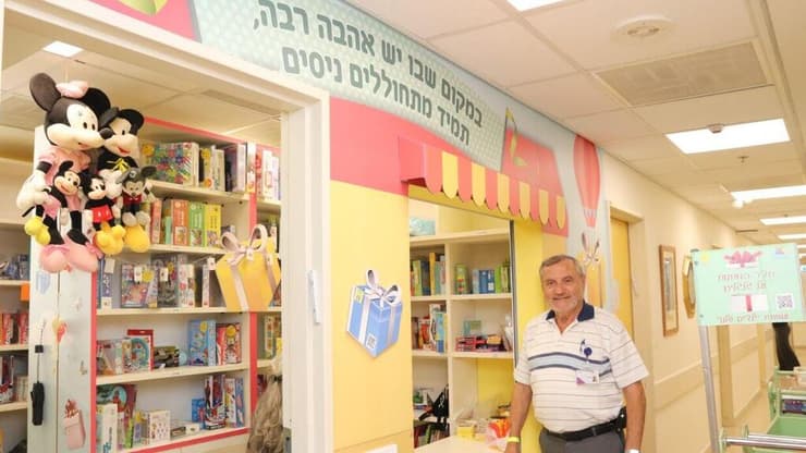 "שמואל היה זה שחיזק אותנו לאורך כל התקופה". חנות המתנות של העמותה (צילום: דוברות שניידר) "שמואל היה זה שחיזק אותנו לאורך כל התקופה". חנות המתנות של העמותה