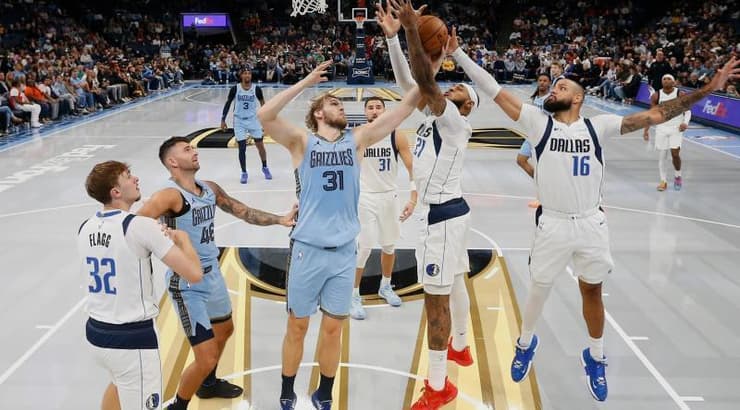 גאפורד ומרטין נאבקים על הריבאונד