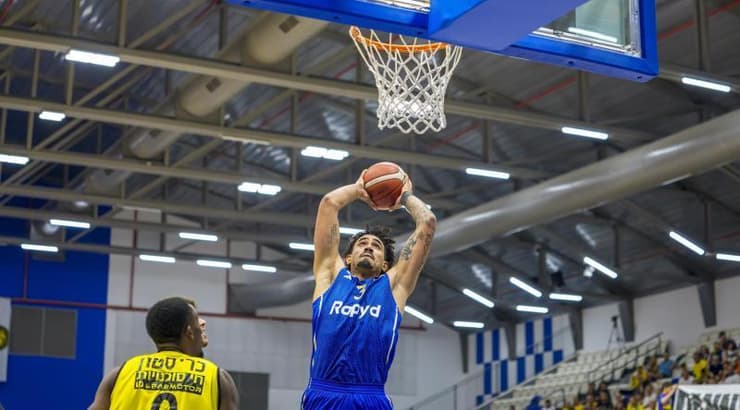 מרסיו סנטוס עולה לדאנק