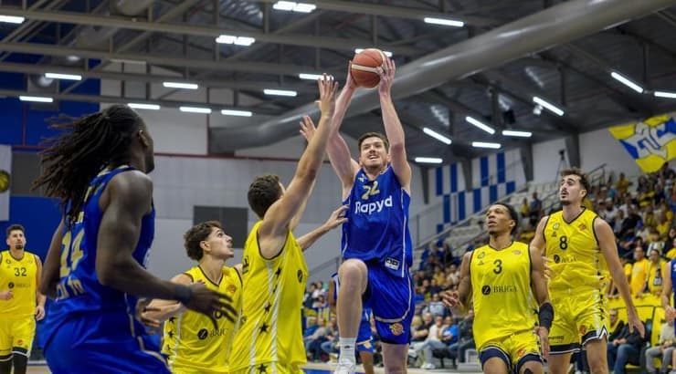 טי ג'יי ליף עולה לסל