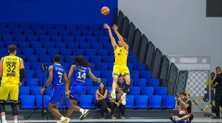 אריאל סלע בזריקה אקרובטית