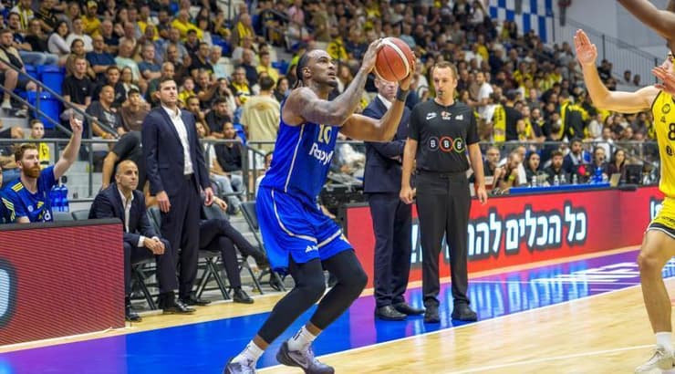 אושיי בריסט מתכונן לזריקה