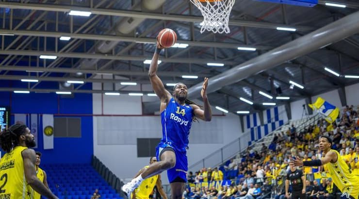 קליפורד אומורי עולה לדאנק