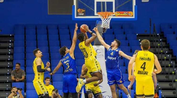 אוטיס פרייז'ר במהלך אקרובטי