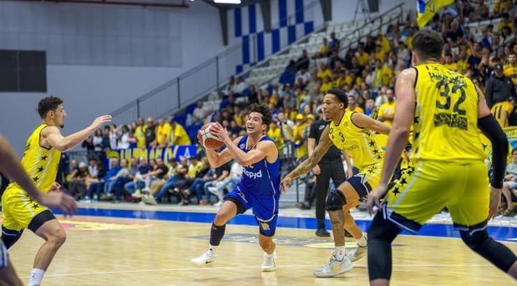 ג'ון דיברתולומיאו חודר לסל