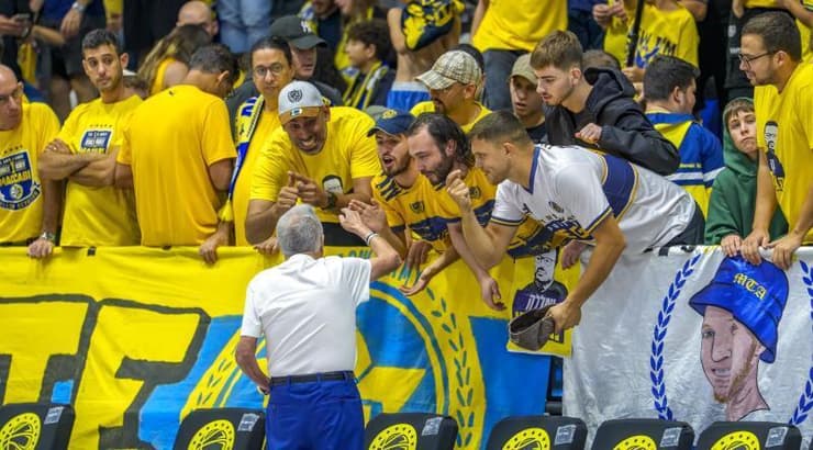 שמעון מזרחי משוחח עם אוהדי מכבי תל אביב