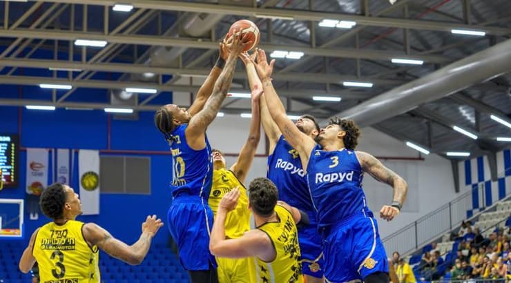 שחקני הקבוצות במאבק על הכדור