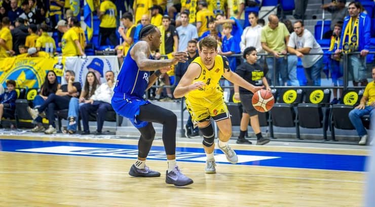 דורי סהר חודר לסל