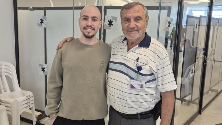 שמואל ואיתן מור במחלקת השבים. "המפגש איתו החזיר לי את הנשימה אחרי שנתיים בלי אוויר" (צילום: דוברות שניידר) שמואל ואיתן מור במחלקת השבים. "המפגש איתו החזיר לי את הנשימה אחרי שנתיים בלי אוויר"