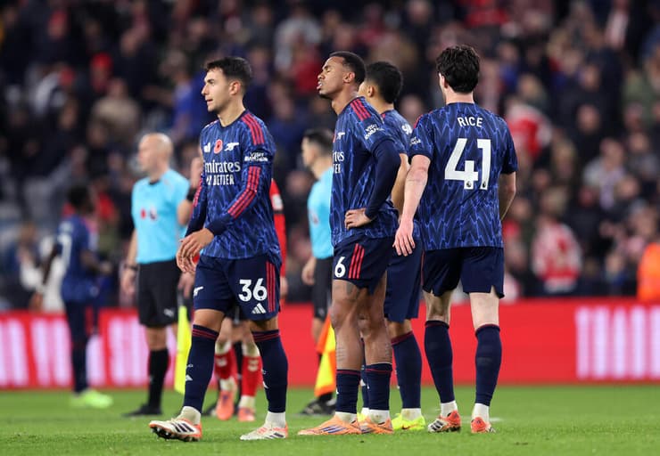 אכזבה. שחקני ארסנל בסיום ה-2:2 נגד סנדרלנד